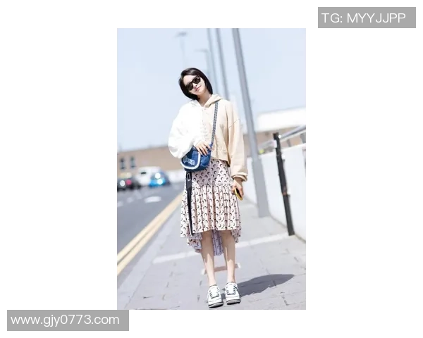 41岁朱珠带火了一种初秋新穿法：卫衣半身裙赛车鞋，时尚又洋气